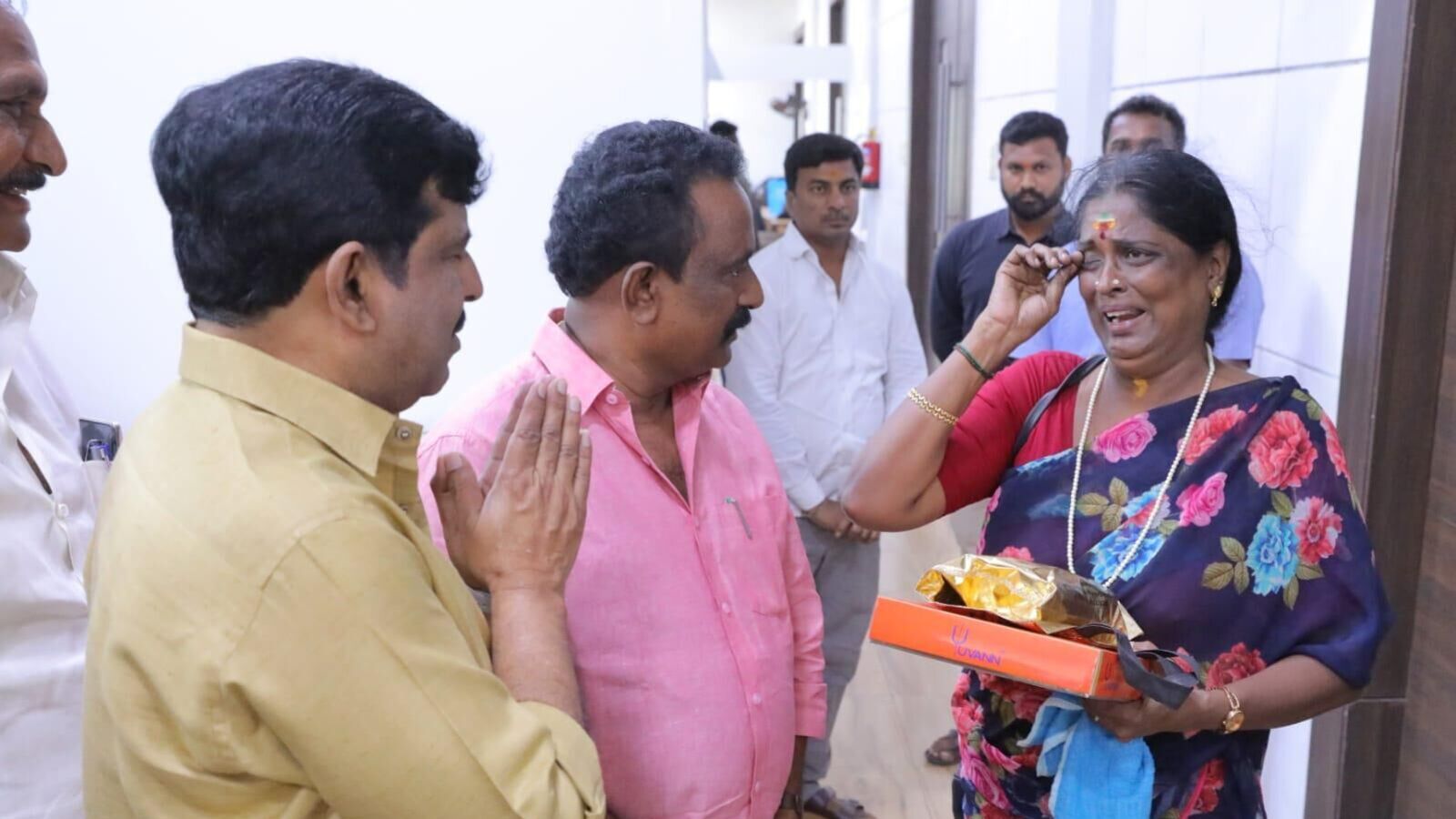 పవన్ కల్యాణ్ పెద్ద మనసు.. కష్టాల్లో ఉన్న సీనియర్ నటి పాకీజాకు సాయం.. ఆయన కాళ్లు మొక్కుతానంటూ..