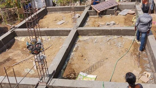 ప‌ట్ట‌ణ ప్రాంతాల్లో ఇందిర‌మ్మ ఇండ్ల నిర్మాణాల‌పై దృష్టి సారించాల‌ని సర్కార్ నిర్ణయించింది. ఇందుకు అవ‌స‌ర‌మైన స్ధ‌లాల‌ను గుర్తించాల‌ని వీలైనంత త్వ‌ర‌లో ప‌ట్ట‌ణ ప్రాంతాల్లో ఇందిర‌మ్మ ఇండ్ల నిర్మాణానికి అవ‌స‌ర‌మైన కార్యాచ‌ర‌ణ‌ను రూపొందించనుంది. 