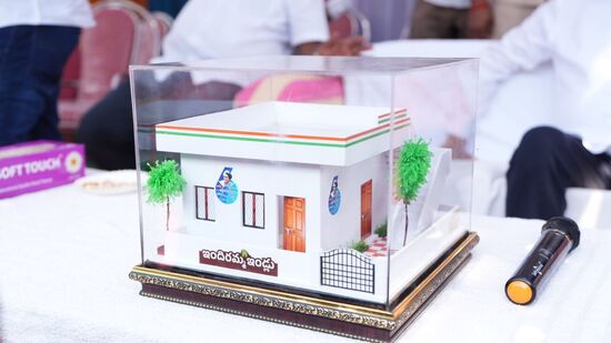 తాజాగా ఈ స్కీమ్ కు సంబంధించి మరో అప్డేట్ వచ్చింది.  ఇందిరమ్మ ఇళ్ల కోసం సిమెంటు, స్టీల్, ఇటుక తదితర నిర్మాణ సామగ్రి ధరలు సామాన్యులకు అందుబాటులో ఉండేలా మండల స్థాయిలో ధరల నిర్ణయ కమిటీలు సమావేశమై నిర్ణయించాలని నిర్ణయించింది. ఈ మేరకు డిప్యూటీ సీఎం భట్టి విక్రమార్క ప్రకటన విడుదల చేశారు.