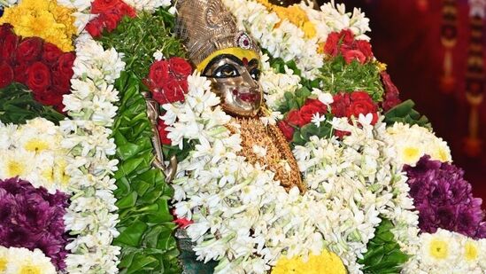 వారాహి అమ్మవారిని పూజిస్తే ఏమవుతుంది?: వారాహి అమ్మవారిని పూజించుట వలన  ప్రతికూలత, చెడు దృష్టి, అనారోగ్యం, ప్రమాదాలు మరియు చెడు కర్మల నుండి ఉపశమనాన్ని అందిస్తుంది.  శ్రీ అమ్మవారు సస్య దేవతగా కూడా కొనియాడబడుచున్నారు.  