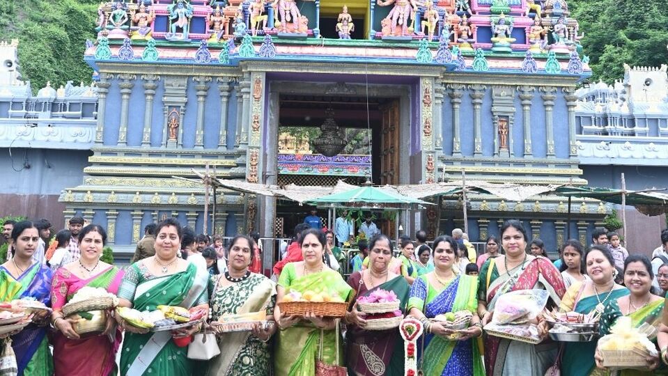 <p>ఏకాంత సేవలు: వారాహి నవరాత్రులు సందర్బంగా ఈరోజు ఉదయం శ్రీ అమ్మవారికి పంచ వారాహి మంత్రములతో జపములు, హోమములు (యాగశాలలో) శాస్త్రోక్తంగా ఏకాంత సేవలుగా నిర్వహించడమైనది. తేది.04.07.2025, శుక్రవారం ఉదయము “పూర్ణాహుతి”. వారాహి నవరాత్రి ఉత్సవములు సమాప్తి కార్యక్రమం జరుగుతుందని ఆలయ కార్యనిర్వహణాధికారి వి.కె. శీనానాయక్ తెలిపారు.</p>