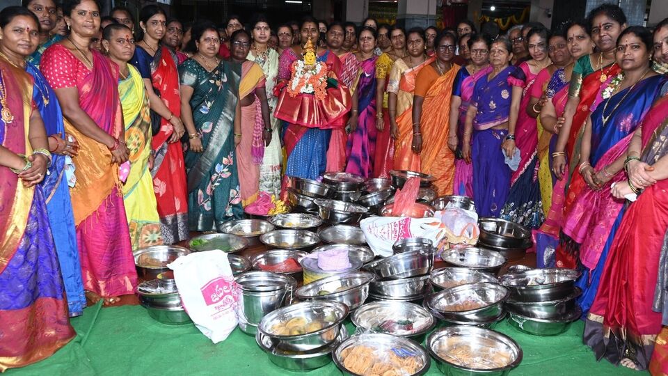 <p>సకాలములో పంటలు: శ్రీ వారాహి అమ్మవారిని పూజించుట ద్వారా సకాలములో పంటలు సమృద్ధిగా పండి రైతులు భక్తులు సుఖ సంతోషములతో వర్ధిల్లెదరని పురాణముల ఉవాచ.<br> </p>