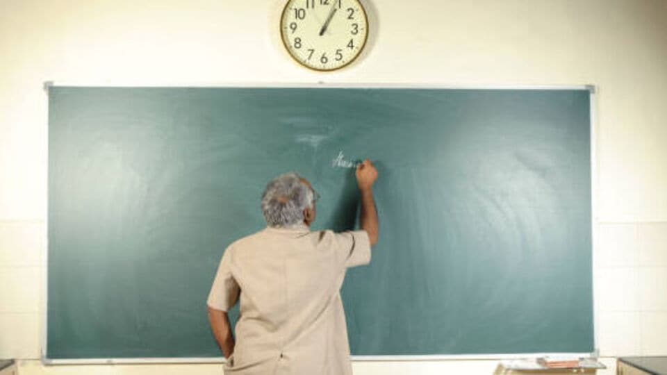 <p>ఇందులో భాగంగా 2025-28 (మూడేండ్లు) బ్లాక్‌ పీరియడ్‌లో ఫీజుల సవరణకు తెలంగాణ అడ్మిషన్‌ అండ్‌ ఫీజు రెగ్యులేటరీ కమిటీ(టీఏఎఫ్‌ఆర్సీ) ప్రతిపాదనలు స్వీకరించింది. కాలేజీల వారీగా ప్రత్యక్ష విచారణలను కూడా జరిపింది. అయితే ఈసారి ఫీజులు పెంపు ఖాయమే అన్న వార్తలు కూడా వచ్చాయి. అయితే ప్రభుత్వం ఫీజుల సవరణకు అనుమతులు ఇవ్వలేదు.</p><p> </p>