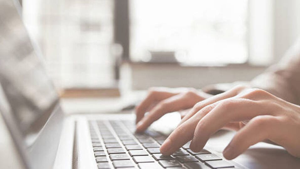 <p>ప్రభుత్వం ఏర్పాటు చేసిన కమిటీ తుది నివేదిక ఇచ్చేంతవరకు ప్రస్తుతం అమల్లో ఉన్న ఫీజులనే ఈ ఏడాదికీ కొనసాగించాలని తెలంగాణ ప్రభుత్వం నిర్ణయించింది.</p>