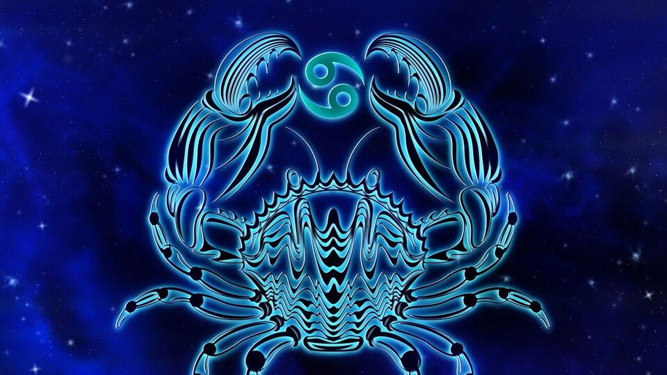 <p>కర్కాటక రాశి శని గ్రహం తిరోగమనం, బృహస్పతి పెరుగుదల మీకు ప్రయోజనకరంగా ఉంటాయి. ఈ సమయంలో అదృష్టం మీకు అనుకూలంగా ఉంటుంది. మీరు ఏదైనా మతపరమైన లేదా శుభ కార్యక్రమంలో పాల్గొనవచ్చు. అదే సమయంలో దేశంలో, విదేశాలలో ప్రయాణించవచ్చు. వ్యక్తిగత, వృత్తిపరమైన ప్రయత్నాలలో విజయం సాధిస్తారు. ఈ కాలంలో కొత్త అవకాశాలు మీ ముందుకు వస్తున్నాయి. వృత్తి జీవితంలో కొత్త పురోగతిని చూస్తారు.</p>