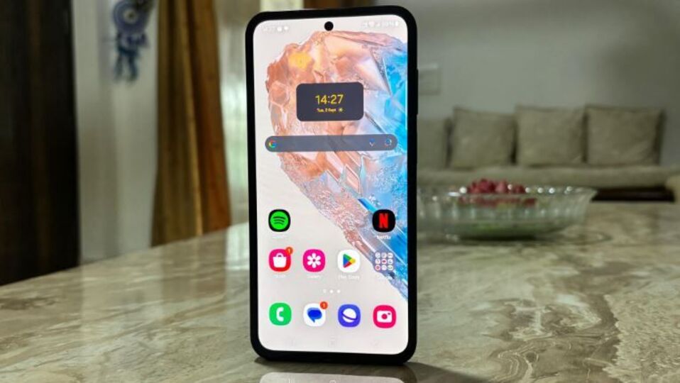 <p>ఈ శాంసంగ్​ గెలాక్సీ ఎం35 అనేది ఒక 5జీ స్మార్ట్​ఫోన్​. ఇందులో 120హెచ్​జెడ్​ రిఫ్రెష్​ రేట్​తో కూడిన 6.6 ఫుల్​హెచ్​డీ+ సూపర్​ అమోఎల్​ఈడీ ఇన్ఫినిటీ- డిస్​ప్లే ఉంటుంది.</p>