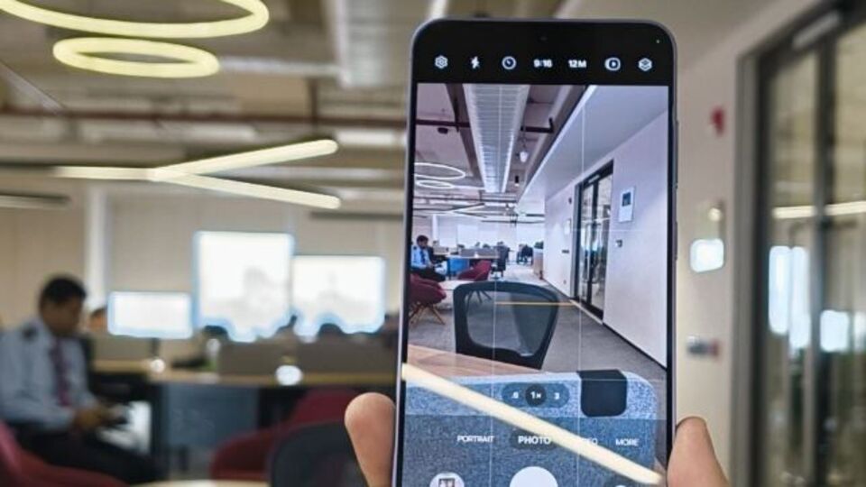 <p>ఈ బడ్జెట్​ స్మార్ట్​ఫోన్​ రేర్​లో 50ఎంపీ ప్రైమరీ, 8ఎంపీ అల్ట్రావైడ్​, 2ఎంపీ మాక్రో లెన్స్​తో కూడిన ట్రిపుల్​ కెమెరా సెటప్​ ఉంది. సెల్ఫీ, వీడియో కాల్స్​ కోసం 13ఎంపీ ఫ్రెంట్​ కెమెరా లభిస్తోంది.</p>