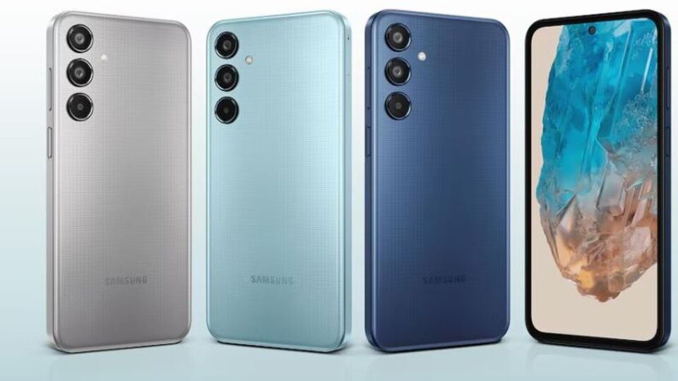 <p>ఈ స్మార్ట్​ఫోన్​లో ఎక్సినోస్​ 1380 ప్రాసెసర్​ ఉంటుంది. 6జీబీ, 8జీబీ ర్యామ్​ ఆప్షన్స్​ ఉన్నాయి. 128జీబీ, 256జీబీ స్టోరేజ్​, 1 టీబీ ఎక్స్​ప్యాండెబుల్​ స్టోరేజ్​తో ఈ స్మార్ట్​ఫోన్స్​ వస్తున్నాయి.</p>