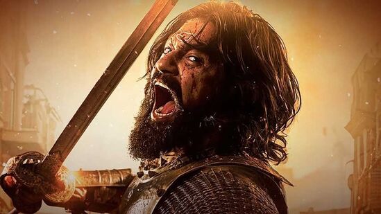 ఈ ఏడాది విడుదలైన టాప్ 10 సినిమాల జాబితాలో విక్కీ కౌశల్ అందరి కంటే ముందున్నాడు. రూ.130 కోట్ల బడ్జెట్ తో తెరకెక్కిన ఈ సినిమా కేవలం 34 రోజుల్లో ప్రపంచవ్యాప్తంగా రూ.770 కోట్లకు పైగా వసూలు చేసింది. ఆల్ టైమ్ బిగ్గెస్ట్ బ్లాక్ బస్టర్ మూవీగా నిలిచింది.