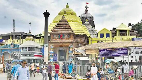 అంతుచిక్కని ఈ దృగ్విషయాన్ని అర్థం చేసుకోవడానికి శాస్త్రవేత్తలు చాలాసార్లు ప్రయత్నించారు, కాని అవి విఫలమయ్యాయి. ఆలయ నిర్మాణం భిన్నంగా నిర్మించబడిందని, అందువల్ల ఆలయ పతాకం గాలికి వ్యతిరేక దిశలో ప్రవహిస్తుందని కొందరు చెబుతారు. అయితే ఈ విషయాన్ని ఎవరూ ధృవీకరించలేకపోయారు. గాలికి వ్యతిరేక దిశలో ఆలయ పతాకం ఎగురుతుండడం దైవశక్తికి సంకేతమని నమ్ముతారు.