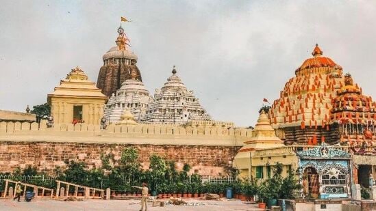 ప్రతి రోజు సాయంత్రం జగన్నాథ ఆలయ పూజారి ఎలాంటి రక్షణ పరికరాలు లేకుండా 215 అడుగుల ఎత్తైన ఆలయ శిఖరాన్ని అధిరోహించి, జెండాను మార్చి కొత్త జెండాను ప్రతిష్ఠిస్తారు. అచంచలమైన భక్తి, భక్తితో కూడిన ఈ పని శతాబ్దాలుగా కొనసాగుతోంది. ఈ ఆచారాన్ని ఒక్కసారి తప్పినా, ఆలయ ద్వారాలు 18 ఏళ్ల పాటు మూసుకుపోతాయని విశ్వాసిస్తారు. ఈ జెండా గాలి దిశకు వ్యతిరేకంగా ఎగురుతూ ఉండడం అందరినీ ఆశ్చర్యపరుస్తూ ఉంటుంది.