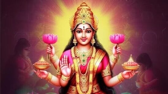 వాస్తు శాస్త్రం ప్రకారం, శుక్రవారం సూర్యాస్తమయం సమయంలో లక్ష్మీ దేవి చిత్రాన్ని ఇంట్లోకి తీసుకురండి. దాన్ని ఉత్తరం వైపు ఉంచండి. ఆ తర్వాత పూజ చేసి ప్రసాదం సమర్పించాలి. ఇలా చేయడం వల్ల ఆర్థిక సంక్షోభం తొలగిపోయి లక్ష్మీదేవి అనుగ్రహంతో సంపద పెరుగుతుంది.