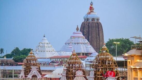 జూన్ 27, శుక్రవారం ఒడిశాలోని పూరీలో జగన్నాథ రథయాత్ర ప్రారంభమైంది. ఈ సమయంలో జగన్నాథుడు, బలభద్రుడు, సోదరి సుభద్ర రథయాత్రలో పాల్గొనేందుకు లక్షలాది మంది భక్తులు పూరీకి చేరుకుంటారు.