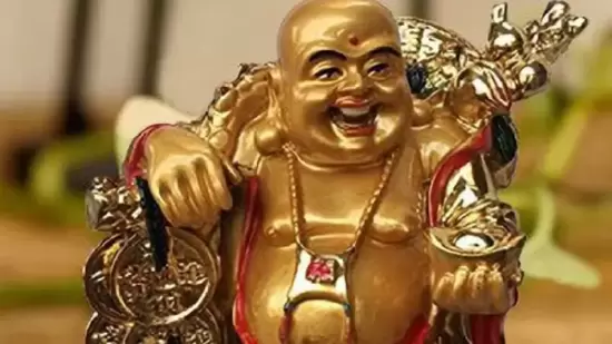 సాయంత్రం సమయంలో లాఫింగ్ బుద్ధుడిని ఇంటికి తీసుకురావడం మంచిదని భావిస్తారు. లాఫింగ్ బుద్ధుడిని ఇంటి ఈశాన్య దిశలో ఉంచండి. ఇలా చేయడం వల్ల ఇంట్లో సంతోషం, శ్రేయస్సు, సానుకూలత పెరుగుతాయి.