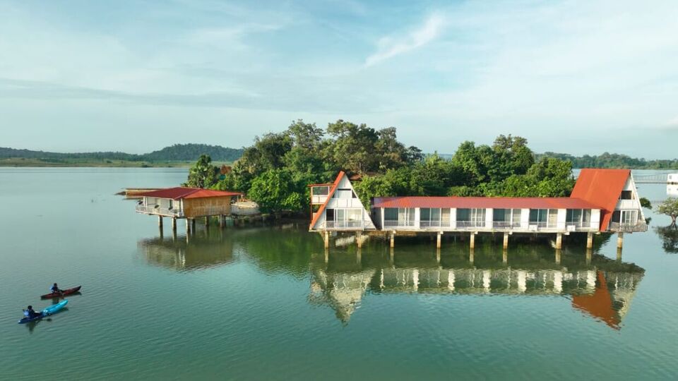 <p>మెట్రో డీలక్స్ బస్సుల్లో జర్నీ ఉంటుంది. పెద్దలకు రూ. 830గా టికెట్ ధర ఉంటుంది.ఇక పిల్లలకు రూ. 450గా నిర్ణయించారు. <br> </p>