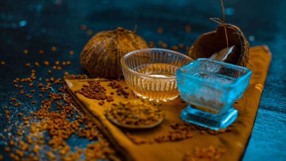 <p>100 మి.లీ కొబ్బరి నూనెలో 2 టీస్పూన్ల మెంతులు, ఒక గుప్పెడు కరివేపాకు వేసి 10 నుండి 15 నిమిషాలు మరిగించండి. నూనెను మంట నుండి తీసి చల్లబరచండి. చల్లారిన తర్వాత నూనెను వడకట్టి ఒక సీసాలో నింపండి. ఈ నూనెను మీ తలపై మసాజ్ చేసి.. రెండు గంటల తర్వాత స్నానం చేయండి.</p>