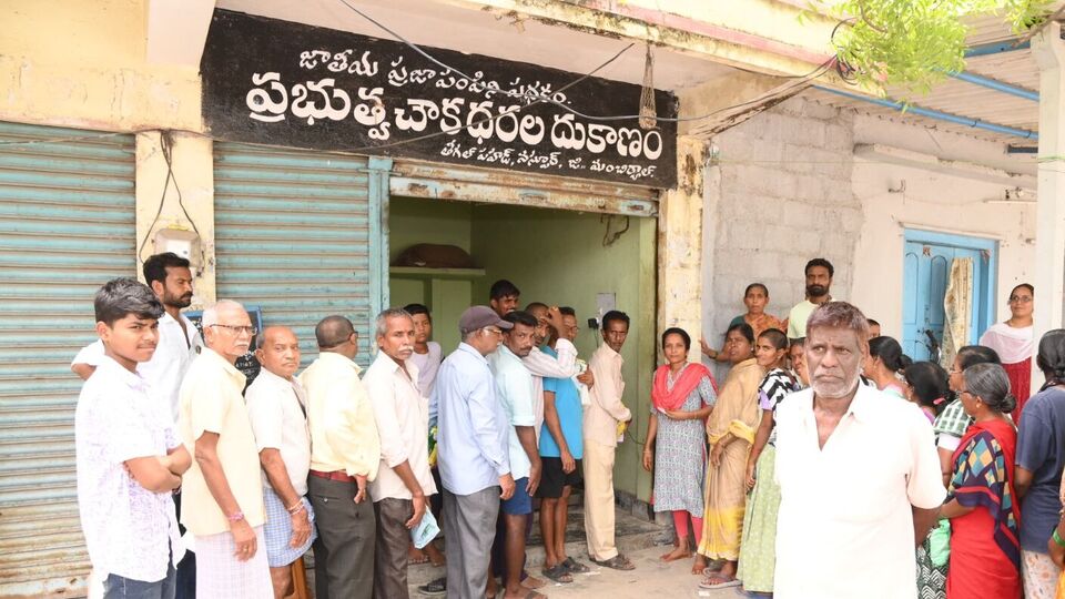 <p>దరఖాస్తుదారుడు <a href="https://epds.telangana.gov.in/FoodSecurityAct/" target="_blank"><strong>https://epds.telangana.gov.in/FoodSecurityAct/</strong></a> వెబ్ సైట్ లింక్ పై క్లిక్ చేయండి. హోంపేజీలో 'FSC Search' ఆప్షన్ పై క్లిక్ చేయండి. ఆ తర్వాత పేజీలో 'Ration Card Search' డ్రాప్ డౌన్ లో 'FSC Search' ఆప్షన్ పై క్లి్క్ చేయండి. అనంతరం ఎఫ్ఎస్సీ రిఫరెన్స్ నెంబర్ లేదా పాత రేషన్ కార్డు లేదా ప్రస్తుత రేషన్ కార్డు నెంబర్ ఎంటర్ చేయాలి. మీ జిల్లాను ఎంపిక చేసి సెర్చ్ ఆప్షన్ పై క్లిక్ చేయండి. రేషన్ కార్డు పూర్తి వివరాలు, కుటుంబ సభ్యుల వివరాలు స్క్రీన్ పై కనిపిస్తాయి.</p>