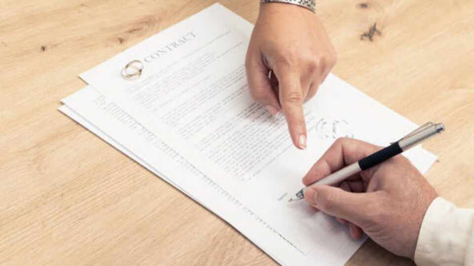 <p>మరోవైపు ల్యాండ్ మార్యెట్ వాల్యూకి సంబంధించిన సేవలను కూడా మీసేవా ద్వారా పొందవచ్చు. దరఖాస్తులో జిల్లా, గ్రామం వంటి వివరాలను సమర్పించాల్సి ఉంటుంది. ఈ దరఖాస్తులను సంబంధిత సబ్- రిజిస్ట్రార్ కార్యాలయం 24 గంటల్లోనే పరిశీలించి మార్కెట్ వాల్యూ సర్టిఫికెట్‌ను జారీ చేస్తారు. </p>