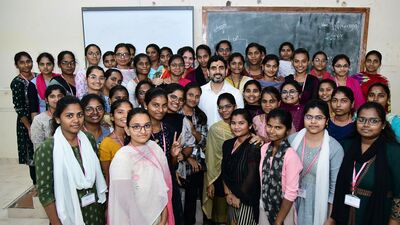 <p>పది వేల ఆదాయం లోపు వున్న తెల్ల <a href="https://telugu.hindustantimes.com/photos/ap-govt-is-considering-providing-other-essential-commodities-to-those-who-do-not-want-to-receive-ration-121749038659047.html" target="_blank">రేషన్ </a>కార్డుదారులకు, నెలకు 300 యూనిట్ల కరెంట్ బిల్లు దాటకుండా ఉండే కుటుంబాలకు ఈ స్కీమ్ వర్తింపజేస్తారు. 75 శాతం అటెండెన్స్ ఉండాల్సి ఉంటుంది. అంతేకాకుండా అన్ని ధృవపత్రాలు, ఆధార్ లింక్డ్ బ్యాంక్ అకౌంట్ ఉంటేనే డబ్బులు జమవుతాయి. ఇంట్లో ఫోర్ వీలర్ (ట్యాక్స్, ట్రాక్టర్, ఆటోలకు మినహాయింపు) ఉంటే అనర్హులవుతారు. ప్రభుత్వ ఉద్యోగులు కాకుండా ఉండొద్దు. ఆదాయపు పన్ను చెల్లించే వారికి కూడా స్కీమ్ వర్తింపజేయరు.</p> 