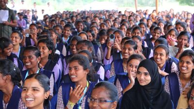 <p>ఈ స్కీమ్ కింద ఒకటవ తరగతి నుంచి 12 వ తరగతి వరకు చదువుతున్న విద్యార్థుల తల్లుల ఖాతాల్లో ఆర్థిక సహాయం కింద డబ్బులు జమ చేస్తారు. విద్యా హక్కు చట్టం కింద ప్రైవేటు స్కూళ్లలో ప్రవేశాలు పొందిన విద్యార్థులకు కూడా ఈ స్కీమ్ ను వర్తింపజేస్తారు. వీరి సంఖ్య రాష్ట్రంలో 70 వేలకుపైగా ఉంది.</p> 