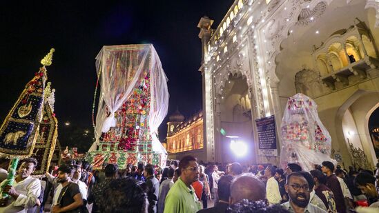 లక్నో: ఇస్లామిక్ నెల ముహర్రం మొదటి రోజున బడా ఇమాంబరా వద్ద 'షాహి వాక్స్ జరీ' ఊరేగింపులో ప్రజలు