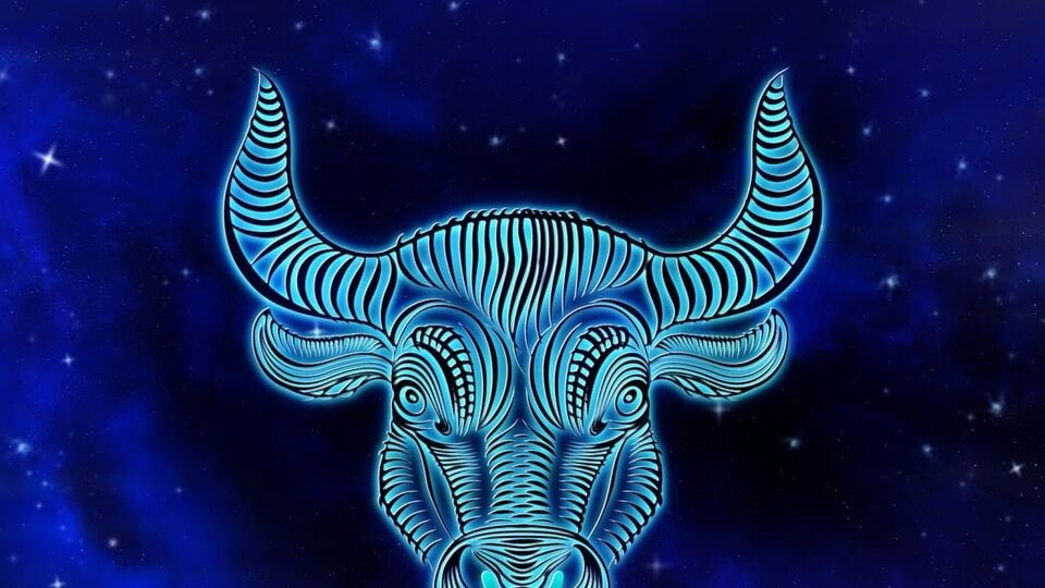 <p>వృషభ రాశి వారికి మూడు రాజయోగాలు ప్రయోజనకరంగా ఉంటాయి. ఈ సమయంలో మీరు అప్పుడప్పుడు ఆకస్మిక ఆర్థిక లాభాలను పొందవచ్చు. అలాగే మీ ఆర్థిక పరిస్థితి మెరుగుపడుతుంది. నిలిచిపోయిన డబ్బును తిరిగి పొందే అవకాశాలు ఉన్నాయి. ఈ సమయంలో కుటుంబ జీవితంలో ఆనందం, సామరస్యం పెరుగుతాయి. ఈ కాలం మీరు ఆస్తి లేదా వాహనం కొనడానికి శుభప్రదం. పనిచేసే వారికి పదోన్నతి లేదా కొత్త బాధ్యతలు లభించవచ్చు. ఈ సమయంలో మీరు అనుకున్న ప్రాజెక్టులు విజయవంతమవుతాయి.</p>