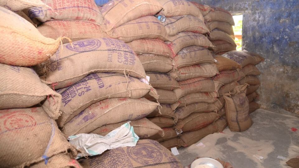 <p>తెలంగాణలోని కార్డుదారులకు ప్రస్తుతం సన్నబియ్యం ఇస్తున్నారు. 2025 ఏప్రిల్ 1న ముఖ్యమంత్రి రేవంత్ రెడ్డి ఈ పథకాన్ని ప్రారంభించారు. కుటుంబంలో ఒక్కో వ్యక్తికి నెలకు 6 కిలోల చొప్పున సన్న బియ్యాన్ని అందజేస్తున్న సంగతి తెలిసిందే. కొత్త కార్డుల మంజూరుపై ప్రజలు హర్షం వ్యక్తం చేస్తున్నారు.</p>