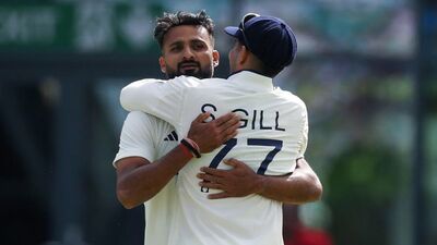 <p>టీమిండియా బౌలర్లలో ఆకాశ్ దీప్ కూడా 4 వికెట్లు తీశాడు. సిరాజ్ 6, ఆకాశ్ 4 తీయడంతో మిగిలిన బౌలర్లకు కనీసం ఒక్క వికెట్ కూడా దక్కలేదు. ప్రసిద్ధ్ కృష్ణ, జడేజా, సుందర్ లాంటి బౌలర్లు భారీగా పరుగులు సమర్పించుకున్నారు.</p> (@BCCI X) <p>టీమిండియా బౌలర్లలో ఆకాశ్ దీప్ కూడా 4 వికెట్లు తీశాడు. సిరాజ్ 6, ఆకాశ్ 4 తీయడంతో మిగిలిన బౌలర్లకు కనీసం ఒక్క వికెట్ కూడా దక్కలేదు. ప్రసిద్ధ్ కృష్ణ, జడేజా, సుందర్ లాంటి బౌలర్లు భారీగా పరుగులు సమర్పించుకున్నారు.</p> (@BCCI X)