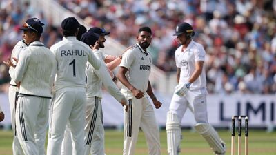 <p>ఇంగ్లండ్ తో బర్మింగ్‌హామ్ లో జరుగుతున్న రెండో టెస్ట్ తొలి ఇన్నింగ్స్ లో ఇండియాకు 180 పరుగుల ఆధిక్యం లభించింది. తొలి ఇన్నింగ్స్ లో ఇంగ్లండ్ 407 పరుగులకు ఆలౌటైంది. మహ్మద్ సిరాజ్ 6 వికెట్లు తీశాడు.</p> (Action Images via Reuters)