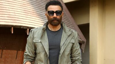 <p>బాలీవుడ్ సీనియర్ హీరో సన్నీ డియోల్ కూడా రామాయణం మూవీలో భాగమయ్యాడు. కీలకమైన హనుమాన్ క్యారెక్టర్ ను ప్లే చేస్తున్నాడు సన్నీ డియోల్. </p> (PTI)