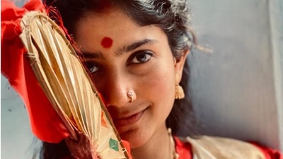 <p>రామాయణంలో సీతాదేవి పాత్రలో సాయి పల్లవి కనిపించనుంది. డిఫరెంట్ స్టోరీలు సెలెక్ట్ చేసుకుంటూ.. నేచురల్ యాక్టింగ్ తో సాయి పల్లవి ఆకట్టుకుంటోంది.</p> (instagram)