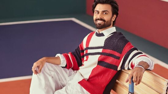 సచివ్ జీ అభిషేక్ త్రిపాఠీ పాత్ర పోషించిన జితేంద్ర కుమార్ స్టైలిష్ లుక్ ఇది