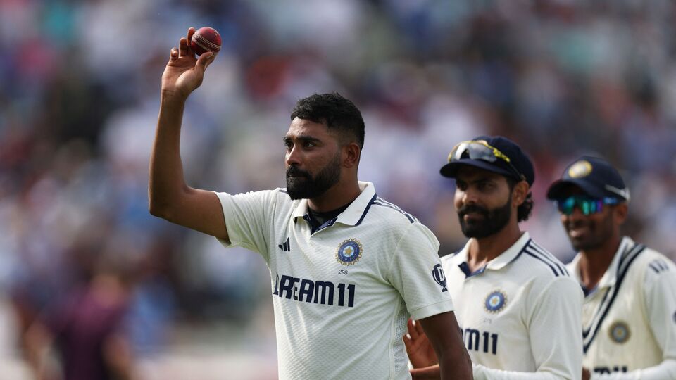 <p>సిరాజ్ 6 వికెట్లతో ఇంగ్లండ్ పతనంలో కీలకపాత్ర పోషించాడు. ఆ జట్టులో ఏకంగా ఆరుగురు డకౌట్ కావడం విశేషం.</p>(Action Images via Reuters)