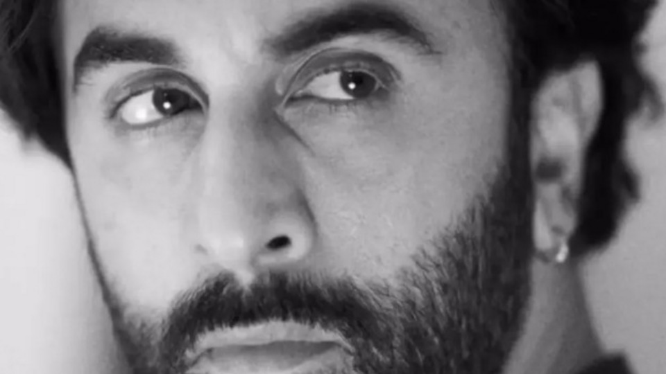 <p>నితేశ్ తివారి డైరెక్షన్ లో వస్తున్న రామాయణం మూవీలో రాముడిగా బాలీవుడ్ స్టార్ హీరో రణ్‌బీర్ క‌పూర్‌ నటిస్తున్నాడు. యానిమల్ మూవీ సక్సెస్ తో జోష్ మీదున్న రణ్‌బీర్ క‌పూర్‌ రాముడిగా ఆకట్టుకునేలా కనిపిస్తున్నాడు. </p>(instagram)