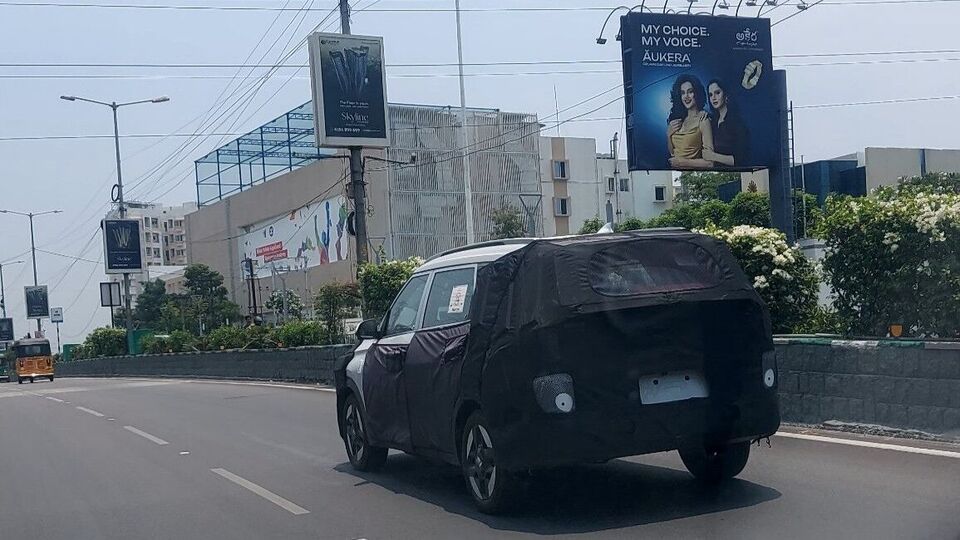 <p>ఈ కియా క్యారెన్స్​ క్లావిస్​ ఈవీలో రెండు బ్యాటరీ ప్యాక్​ ఆప్షన్స్​ ఉంటాయి. 42 కేడబ్ల్యూహెచ్​ బ్యాటరీ ప్యాక్​ని ఛార్జ్​ చేస్తే 390 కి.మీ వరకు రేంజ్​ని ఇస్తుంది. ఇక 51.5 కేడబ్ల్యూహెచ్​ బ్యాటర్​ ప్యాక్​ని ఒక్కసారి ఛార్జ్​ చేస్తే 473 కి.మీ వరకు రేంజ్​ని ఇస్తుంది. అయితే, ఇది 490 కి.మీ వరకు కూడా వెళుతుందని సంస్థ చెబుతోంది.</p>