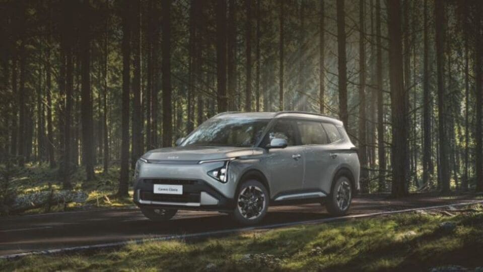 <p>ఈ ఎలక్ట్రిక్​ ఎంపీవీ డిజైన్​ క్యారెన్స్​ క్లావిస్​ ఐసీఈ ఇంజిన్​నే పోలి ఉంటుంది. కాగా, ముందువైపు ఛార్జింగ్​ పాయింట్​ వస్తుంది. కేబిన్​లో మాత్రం కొత్త స్టీరింగ్​ వీల్​, కన్సోల్​ వంటివి ఉండొచ్చు.</p>(Representative image)