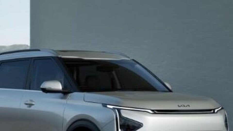 <p>కియా క్యారెన్స్​ క్లావిస్​ ఈవీలో అడ్వాన్స్​డ్​ టెక్నాలజీ ఫీచర్లకు కొదవే లేదు! ఇందులో పానోరమిక్​ సన్​రూఫ్​, డ్యూయెల్​ జోన్​ ఆటోమెటిక్​ క్లైమేట్​ కంట్రోల్​, రేర్​ ఏసీ వెంట్స్​, వెంటిలేటెడ్​ ఫ్రెంట్​ సీట్స్​, వైర్​లెస్​ ఫోన్​ ఛార్జింగ్​, అనేక కార్​ కనెక్టింగ్​ ఫీచర్లు, 360 డిగ్రీ వ్యూ కెమెరా సిస్టెమ్​ వంటివి ఉంటాయి.</p>(Representative image)