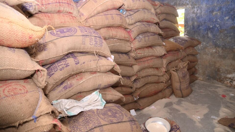 <p>కొత్త రేషన్ కార్డులతో పాటు పాత కార్డులో జోడింపు అయిన కుటుంబ సభ్యుల వివరాలను తెలుసుకునేందుకు వీలుగా కూడా పౌరసరఫరాల శాఖ చర్యలు చేపట్టింది. ఇప్పటికే పేర్లు వచ్చిన వాళ్లు… రేషన్ కూడా తీసుకుంటున్నారు. అయితే వీరికి ఫిజికల్ గా కార్డులను పంపిణీ చేయాల్సి ఉంది. </p>