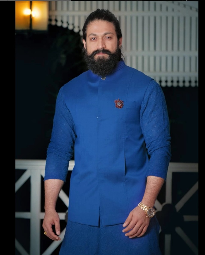 రామాయణం మూవీలో రావణాసురుడి క్యారెక్టర్ ను యశ్ చేస్తున్నాడు. కేజీఎఫ్ సినిమాలతో ప్రపంచవ్యాప్తంగా ఫ్యాన్స్ ను సంపాదించుకున్నాడు యశ్. 