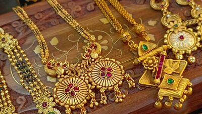 <p>హైదరాబాద్లో 10 గ్రాముల పసిడి (22క్యారెట్లు) ధర రూ. 90,519గా ఉంది. 24క్యారెట్ల బంగారం ధర రూ. 98,749గా కొనసాగుతోంది. కేజీ వెండి ధర రూ. 1,24,400గా ఉంది.</p> (shutterstock) <p>హైదరాబాద్లో 10 గ్రాముల పసిడి (22క్యారెట్లు) ధర రూ. 90,519గా ఉంది. 24క్యారెట్ల బంగారం ధర రూ. 98,749గా కొనసాగుతోంది. కేజీ వెండి ధర రూ. 1,24,400గా ఉంది.</p> (shutterstock)