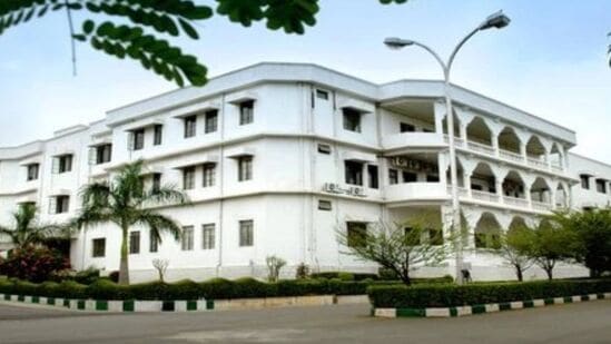 ఐఐఐటీ హైదరాబాద్ - B.Tech సీఎస్ఈ కోర్సు ఫీజు ఏడాదికి సుమారు రూ.4.5 లక్షలు. ఇక్కడ ప్రవేశం జేఈఈ మెయిన్ 2025 స్కోరు ఆధారంగా ఉంటుంది..