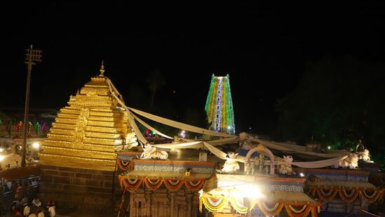 జూలై 1వ తేదీ నుంచి శ్రీశైల ఆలయంలో ‘ఉచిత స్పర్శ దర్శనాన్ని’ పునఃప్రారంభించారు. దీంతో చాలా మంది భక్తులు శ్రీశైలం వెళ్లేందుకు సిద్ధమవుతున్నారు. మరోవైపు భక్తుల రద్దీ కూడా ఎక్కువగానే ఉంటోంది.