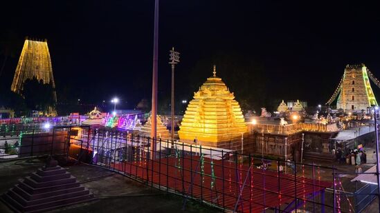 భక్తులకు అసౌకర్యం కలగకుండా ఉండటంతో పాటు పారదర్శకంగా సేవలు అందించే దిశగా ఆన్‌లైన్‌ ద్వారా మాత్రమే టోకెన్లు జారీ చేయనున్నట్లు అధికారులు వెల్లడించారు. ఈ దర్శనం కోసం వచ్చే భక్తులు….  www.srisailadevasthanam.org లేదా  www.aptemples.ap.gov.in వెబ్‌సైట్ల ద్వారా రిజిస్ట్రేషన్ చేసుకోవాలి. పేరు, చిరునామా, ఆధార్‌ నంబరు నమోదు చేసి టోకెన్లు పొందాల్సి ఉంటుంది. ఒకరోజు ముందుగానే (సోమవారం నుంచి) వీటిని తీసుకోవచ్చు.