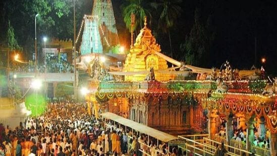 వారంలో మంగళవారం నుంచి శుక్రవారం వరకు ఈ అవకాశం ఉంటుంది. మధ్యాహ్నం 1.45 నుంచి 3.34 గంటల వరకు ఉచితంగా స్పర్శ దర్శనాన్ని అమలు చేస్తారు.స్పర్శ దర్శనంలో భాగంగా… ఆలయంలోని అభిషేక సమయంలో భక్తులు లింగాన్ని తాకే అవకాశం ఉంటుంది. దీన్నే స్పర్శదర్శనంగా పేర్కొంటారు. ఈ అవకాశం కోసం చాలా మంది శివభక్తులు ఎదురుచూస్తుంటారు.