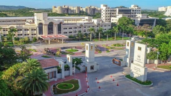 వీఐటీ, వేలూరు - ఇక్కడ B.Tech (సీఎస్ఈ) వార్షిక ఫీజు రూ.1,95,000. ప్రవేశానికి పీసీఎంలో కనీసం 60 శాతం మార్కులతో ఉత్తీర్ణులై ఉండాలి. ఎస్సీ, ఎస్టీ, ఈశాన్య రాష్ట్రాల విద్యార్థులకు కూడా మినహాయింపులు ఇస్తున్నారు. 