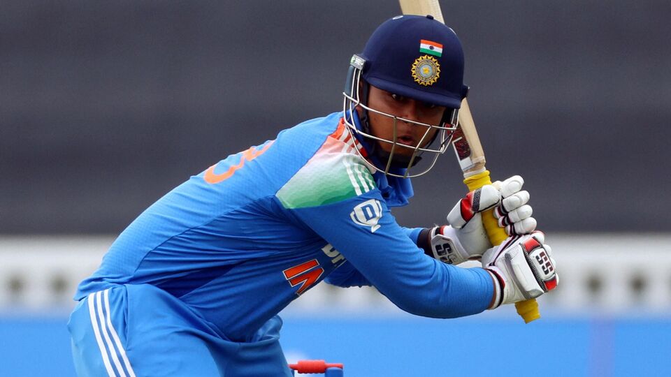 <p>వార్సెస్టెర్ లో జరుగుతున్న యూత్ వన్డేలో వైభవ్ సూర్యవంశీ 78 బంతుల్లో 143 పరుగులు సాధించాడు. 13 ఫోర్లు, 10 సిక్సర్లు బాదాడు. కేవలం 52 బంతుల్లోనే సెంచరీ అందుకున్నాడు. </p>(Action Images via Reuters)