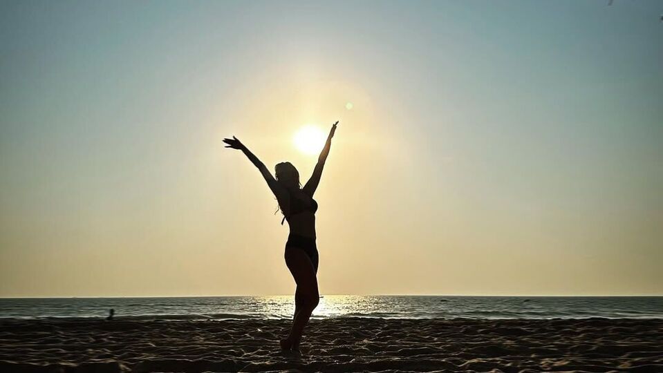 <p>కానీ, 2000ల దశకంలోనే టాలీవుడ్ హీరోయిన్ తొలిసారిగా రూ. 1 కోటి పారితోషికం తీసుకుని అందరిని ఆశ్చర్యపరిచింది. తెలుగులో కోటి రూపాయల రెమ్యునరేషన్ తీసుకున్న మొదటి హీరోయిన్‌గా పేరు కూడా సంపాదించుకుంది.<br> </p>(Instagram)