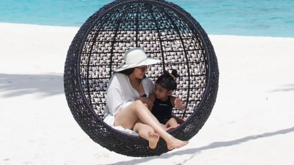 <p>తెలుగులో చివరగా 2019లో వచ్చిన ఎన్టీఆర్ కథానాయకుడు సినిమాలో ఓ క్యామియో చేసింది ప్రణీత. 2021లో బిజినెస్ మ్యాన్ నితిన్ రాజును పెళ్లి చేసుకున్న ప్రణీతకు ఇద్దరు పిల్లలు. </p>(instagram-pranitha.insta)