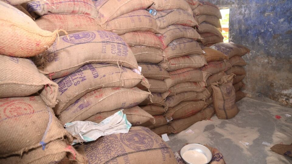 <p>ఏటీఎం కార్డు తరహాలో క్యూఆర్‌ కోడ్‌తో ఈ స్మార్ట్‌ రేషన్‌ కార్డు ఉంటుంది. కార్డుకు ఒక వైపు</p><p>ప్రభుత్వ చిహ్నం ఉంటుంది. మరోవైపు మరోవైపు కార్డుదారు (కుటుంబ పెద్ద) ఫోటో ఉంటాయి. రేషన్‌ కార్డు నంబరు, రేషన్‌షాపు నంబర్ తదితర వివరాలుంటాయి. </p>