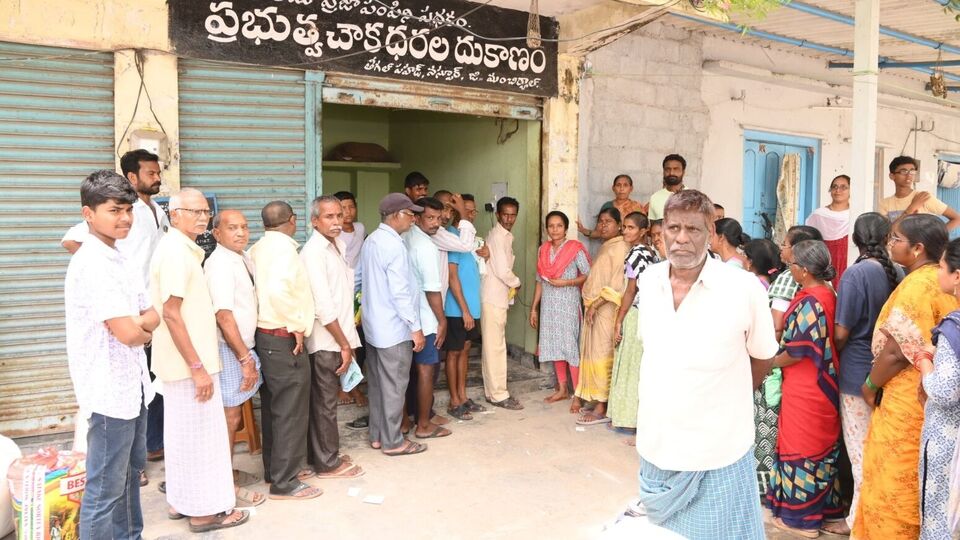 <p>కొత్త రేషన్‌ కార్డుల మంజూరులో భాగంగా…. రాష్ట్ర ప్రభుత్వం కొత్తగా 4.76 లక్షల దరఖాస్తులకు ఆమోదం తెలిపింది. వీటి ద్వారా మొత్తం 11.30 లక్షల మందికి ప్రయోజనం కలగనుందని అధికారిక వర్గాలు చెబుతున్నాయి. వీరందరికి కార్డులు రానున్నాయి.</p>